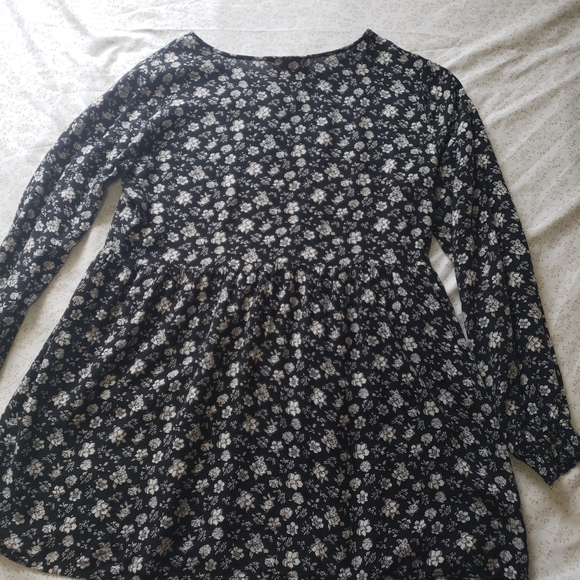 Black Bongo Dress || size: S/C || color: black with white flower prints - Picture 4 of 4